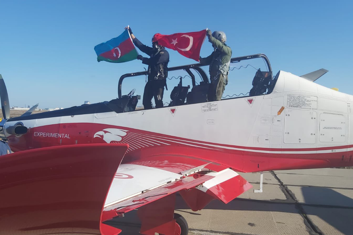 В небо Азербайджана поднялись турецкие самолеты Hürkuş-ФОТО 