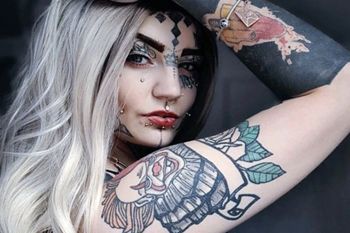 Мать двоих детей затравили в сети за татуировки на теле