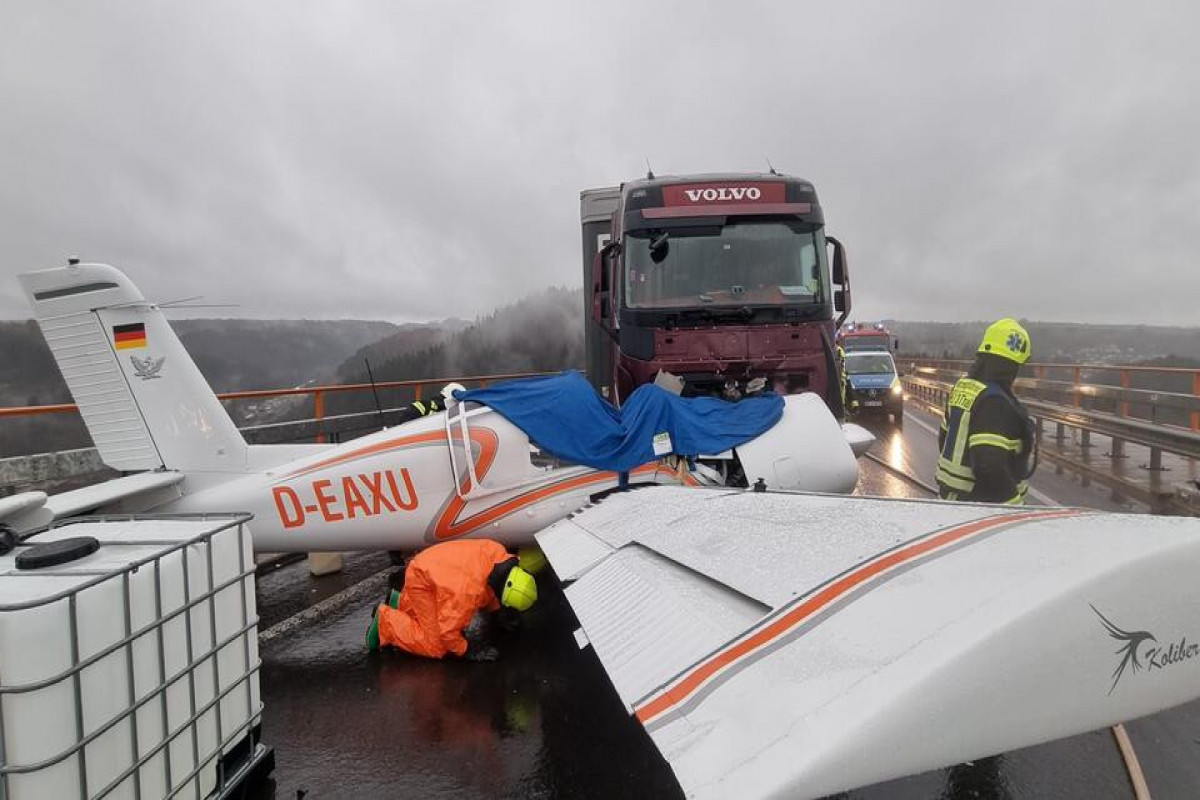 72-летний пилот посадил самолет на автомобильный мост в Германии-ФОТО 