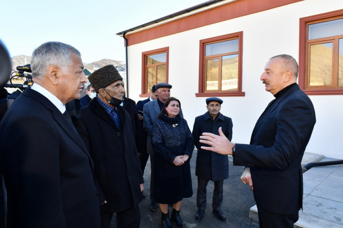Ильхам Алиев ознакомился с работами по реконструкции в губинском поселке Гонагкенд