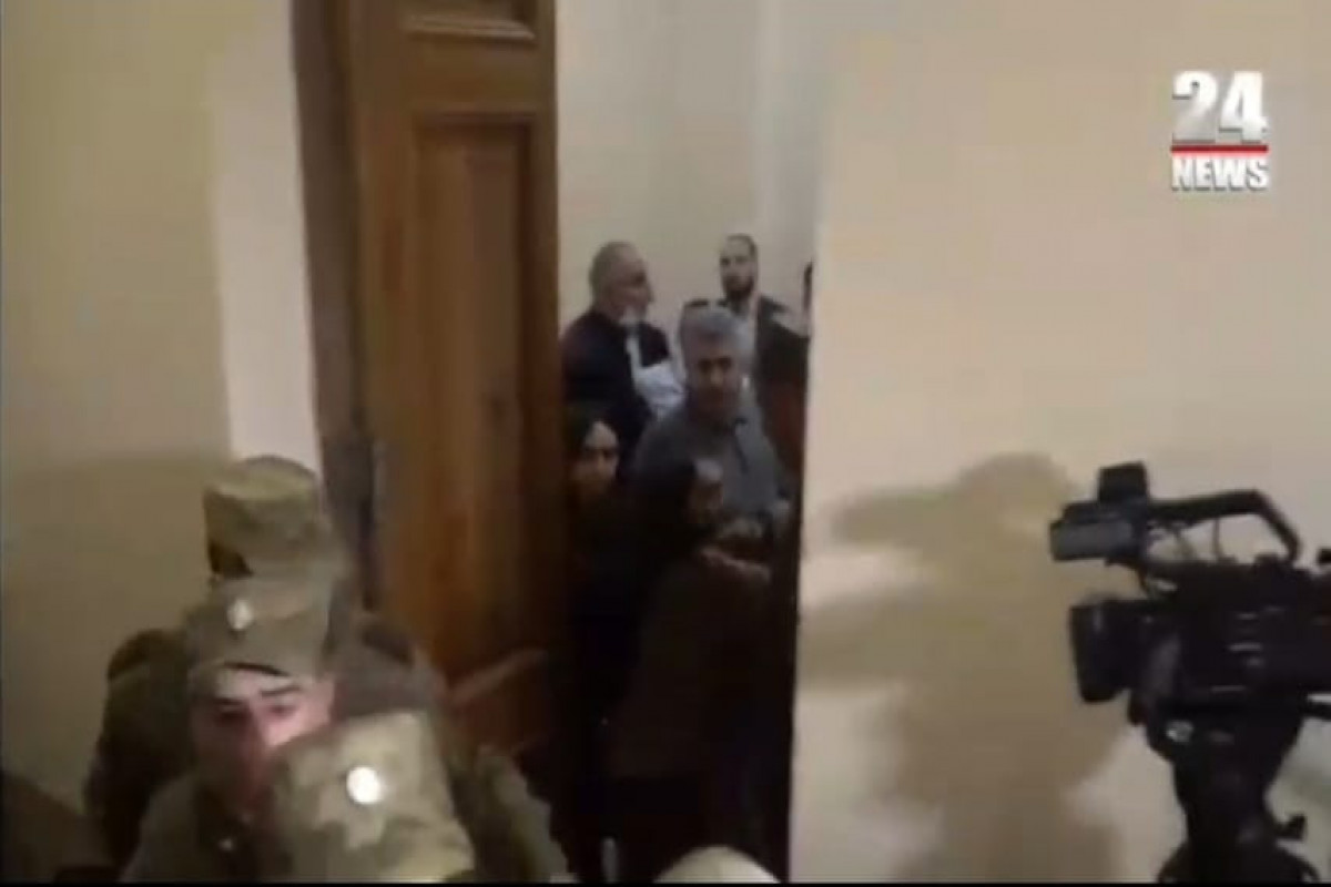 Шурин Пашиняна избил в парламенте Армении молодых "дашнаков"  -ВИДЕО 