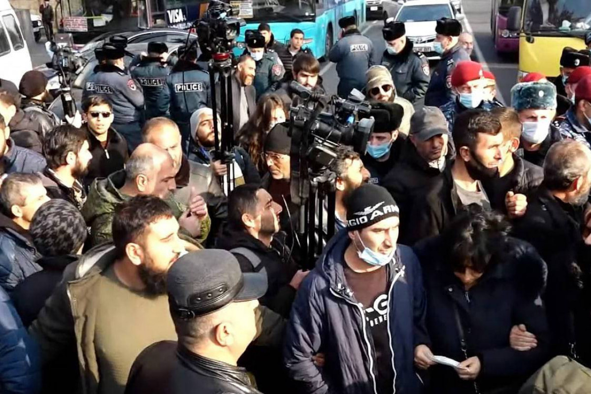 Полиция в Ереване задерживает участников массовых акций протеста