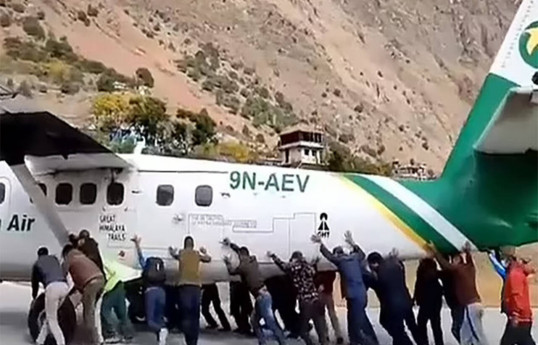 Пассажирам пришлось подтолкнуть застрявший самолет-ВИДЕО 