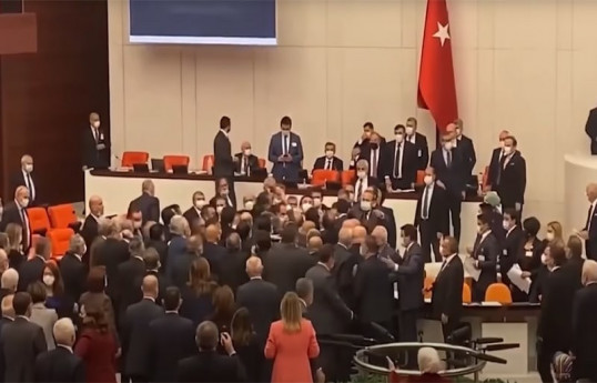 В парламенте Турции подрались депутаты — ВИДЕО
 