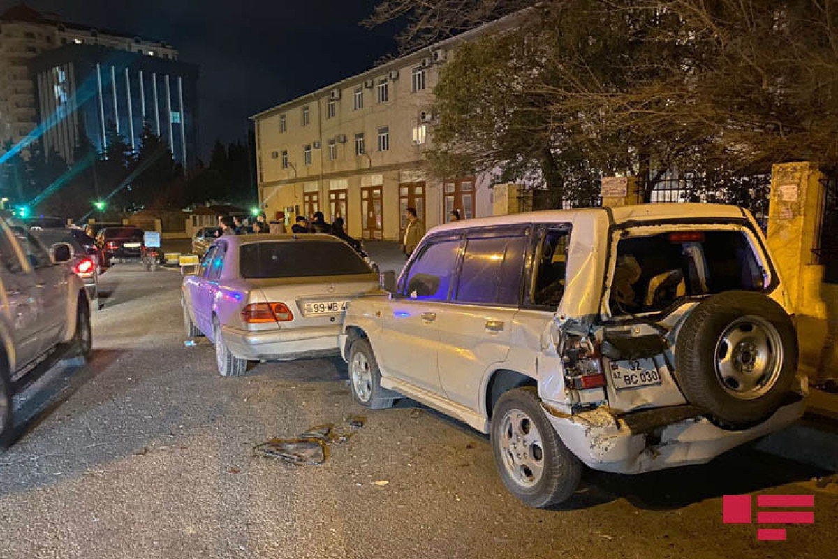 В Баку Range Rover смял три машины и перевернулся-ФОТО -ВИДЕО 