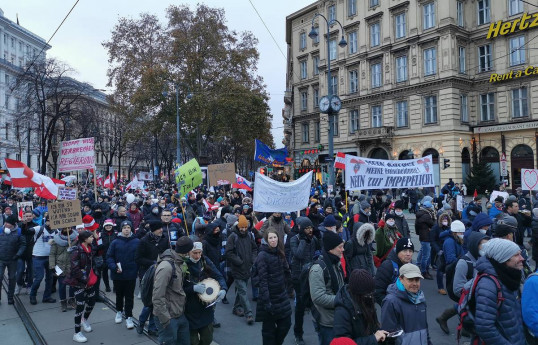 В Вене проходят протесты против обязательной вакцинации от ковида