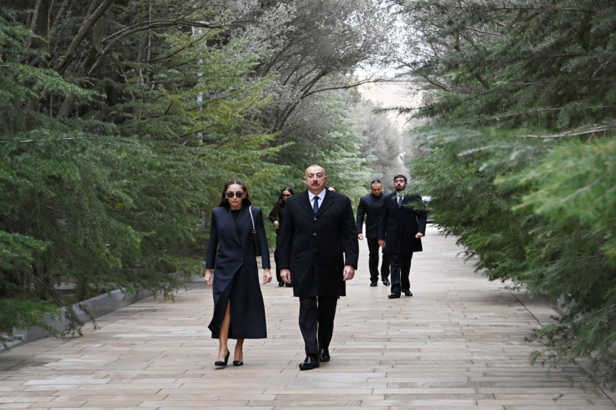 Ильхам Алиев, Мехрибан Алиева и члены их семьи посетили могилу общенационального лидера Гейдара Алиева-ОБНОВЛЕНО -ФОТО -ВИДЕО 