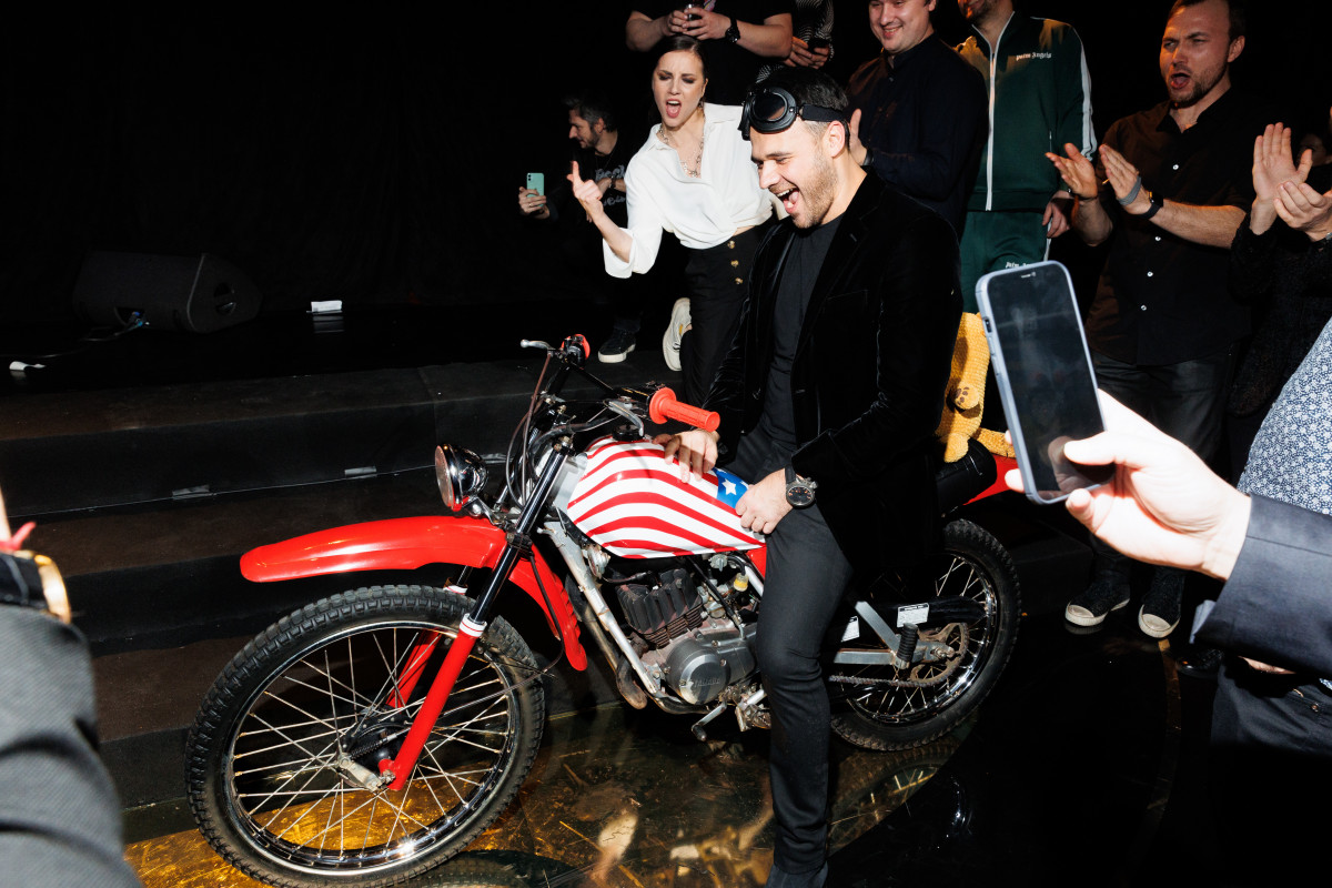 Эмину Агаларову подарили мотоцикл ручной сборки-ФОТО 