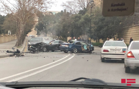 В результате ДТП в Баку пострадали три человека
