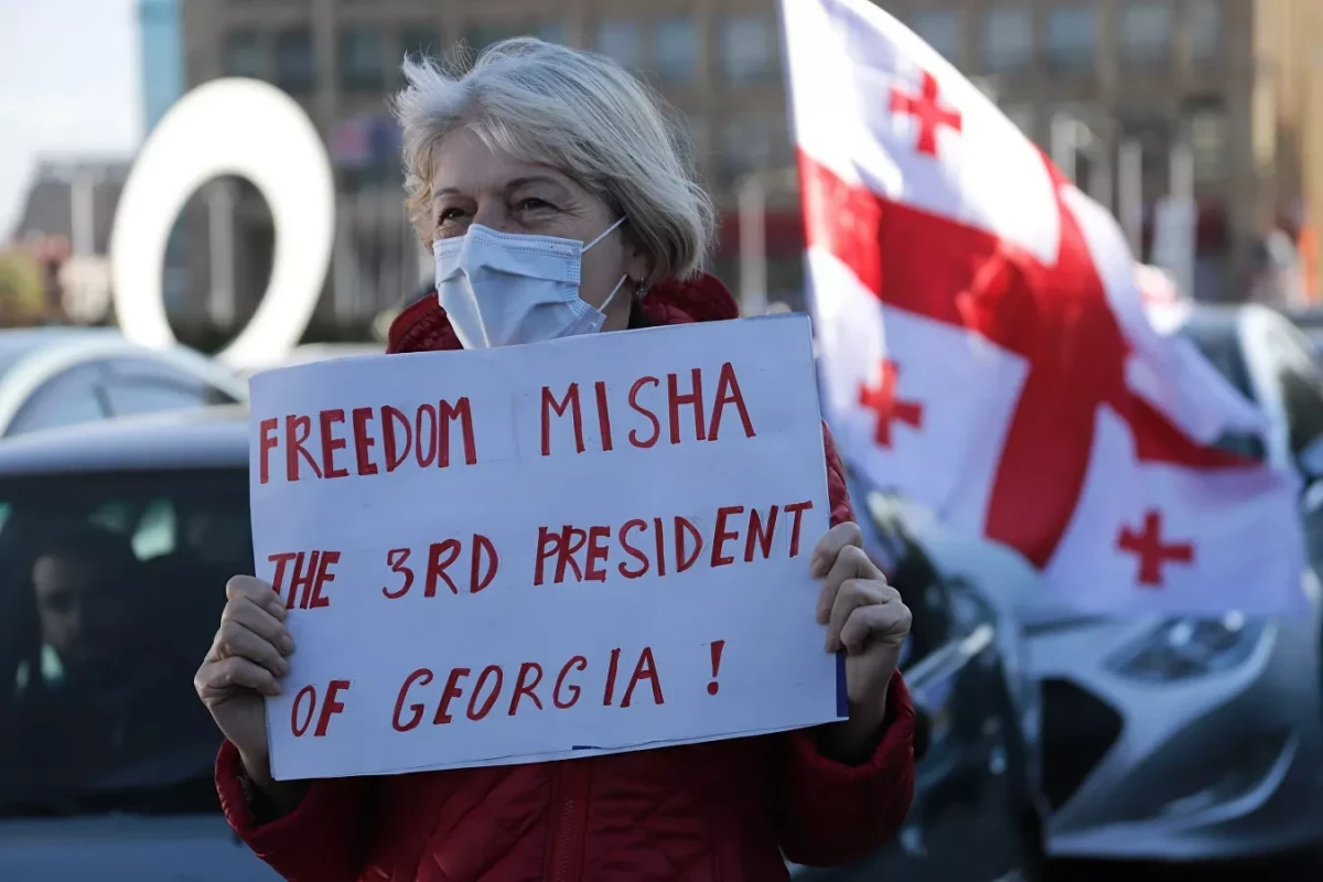 Протестующие подарили прокурору Грузии 41 шило и потребовали освободить Саакашвили