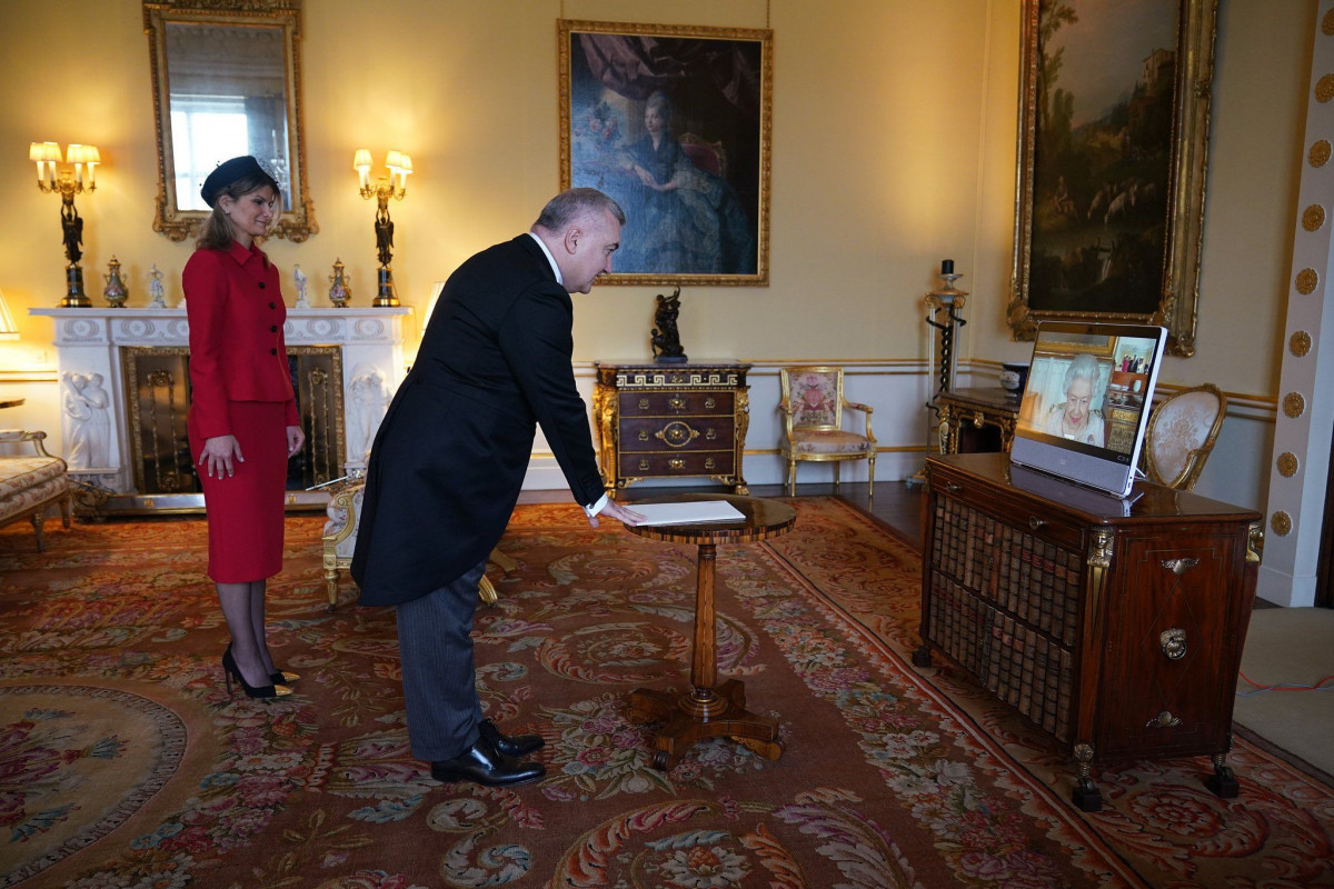 Посол Азербайджана вручил верительные грамоты британской королеве