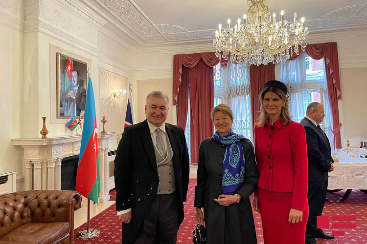 Посол Азербайджана вручил верительные грамоты британской королеве
