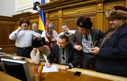 Украинским депутатам дали список книг для чтения на каникулах