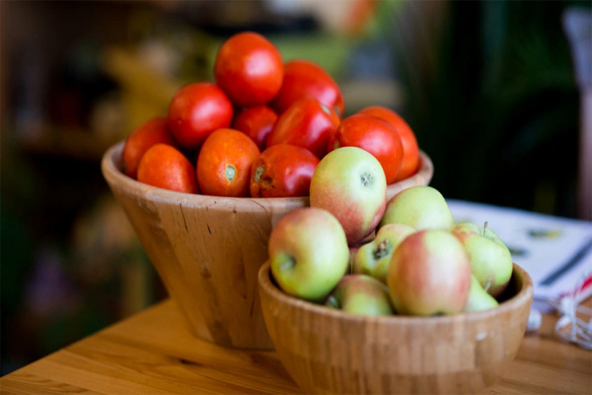 Три предприятия Азербайджана получили разрешение на ввоз томатов и яблок в Россию