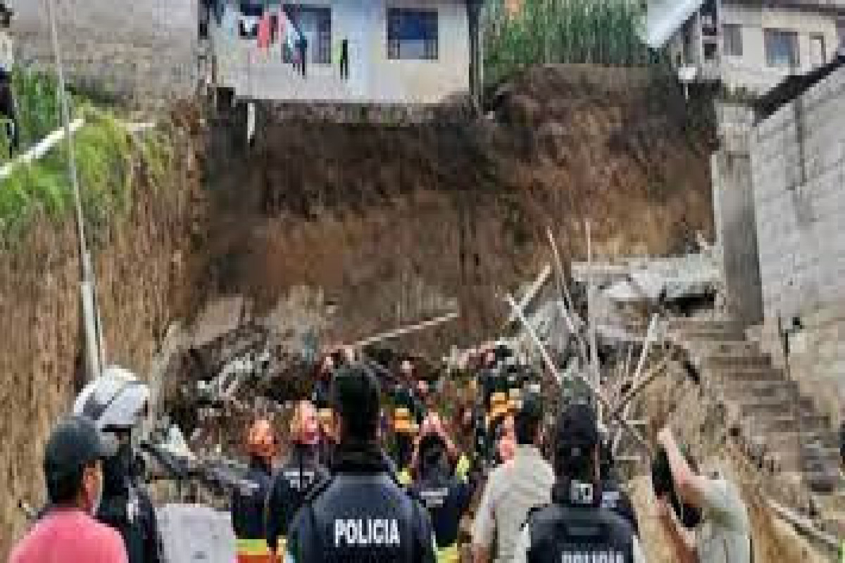 В Эквадоре два здания провалились под землю