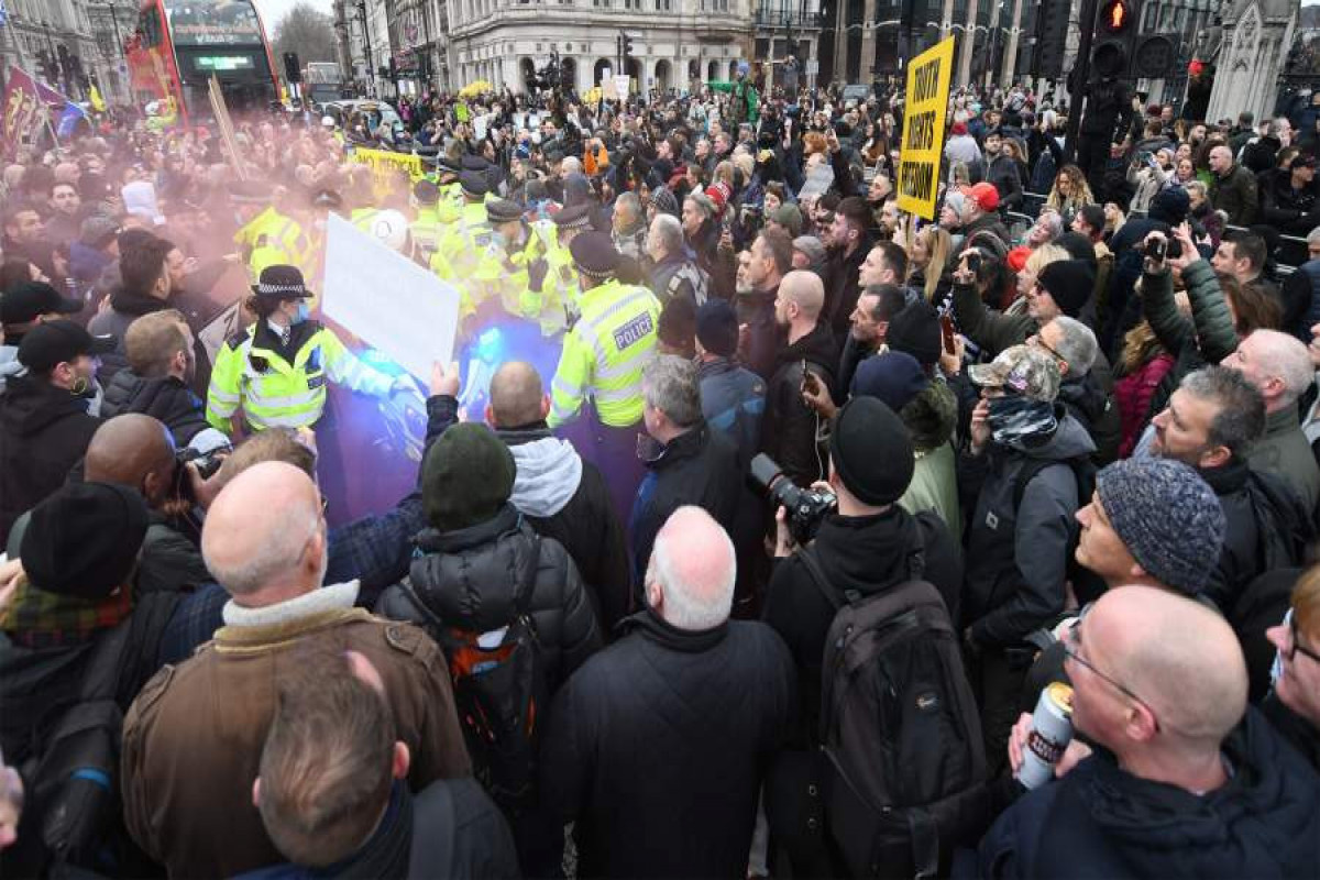 В Лондоне митингующие против мер по COVID-19 подрались с полицейскими-ВИДЕО 