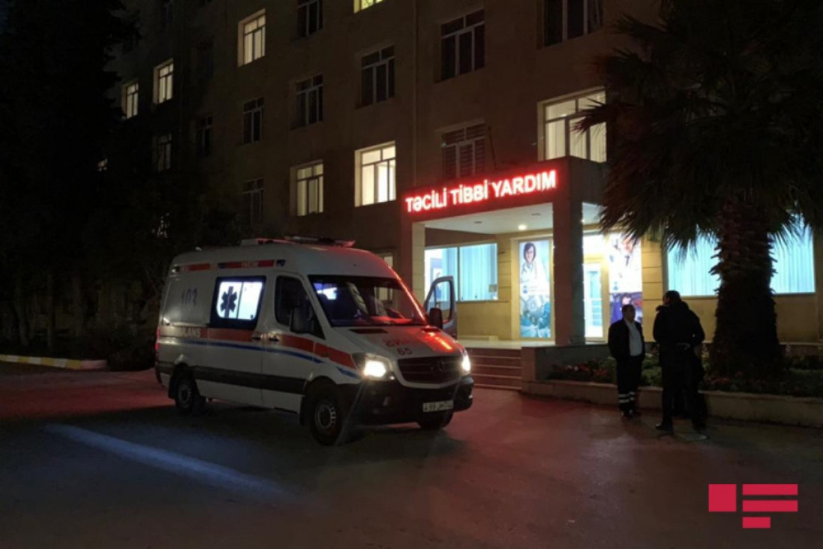 В Баку автомобиль сбил семью, есть погибший и раненые-ВИДЕО 
