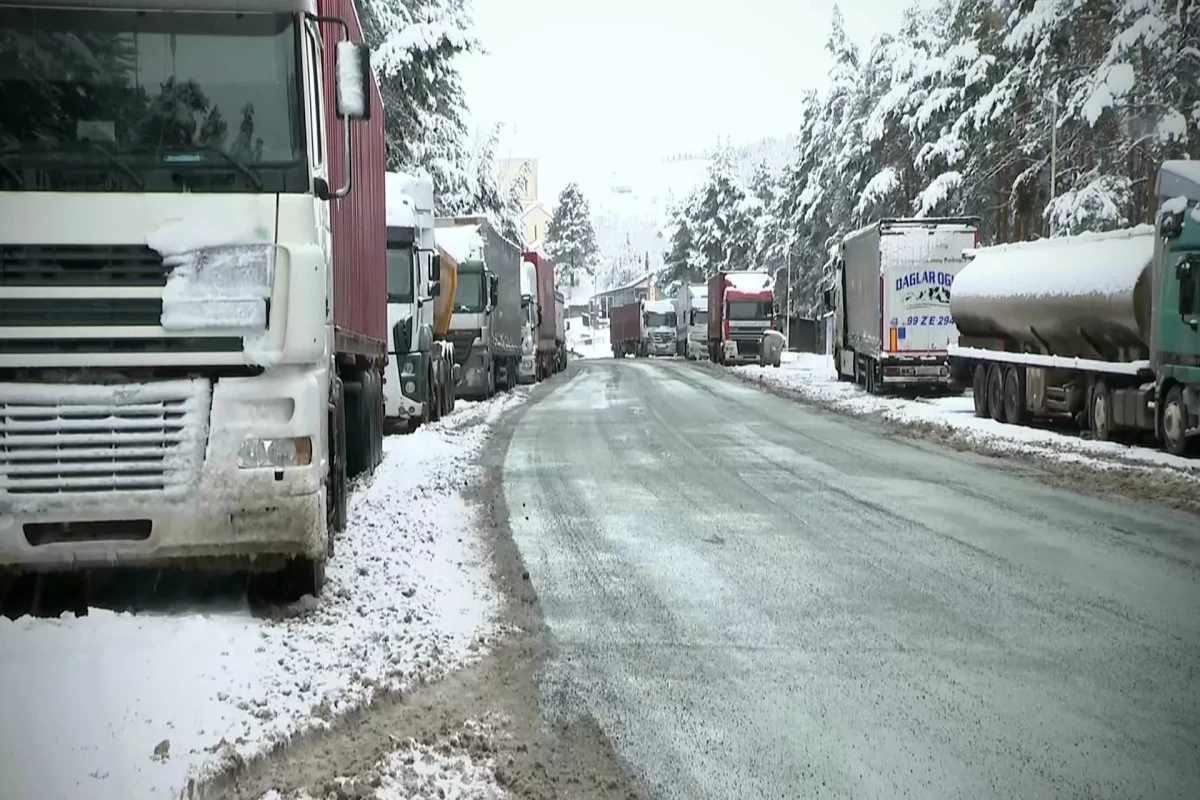 На дорогах Грузии из-за снегопада ввели ограничения