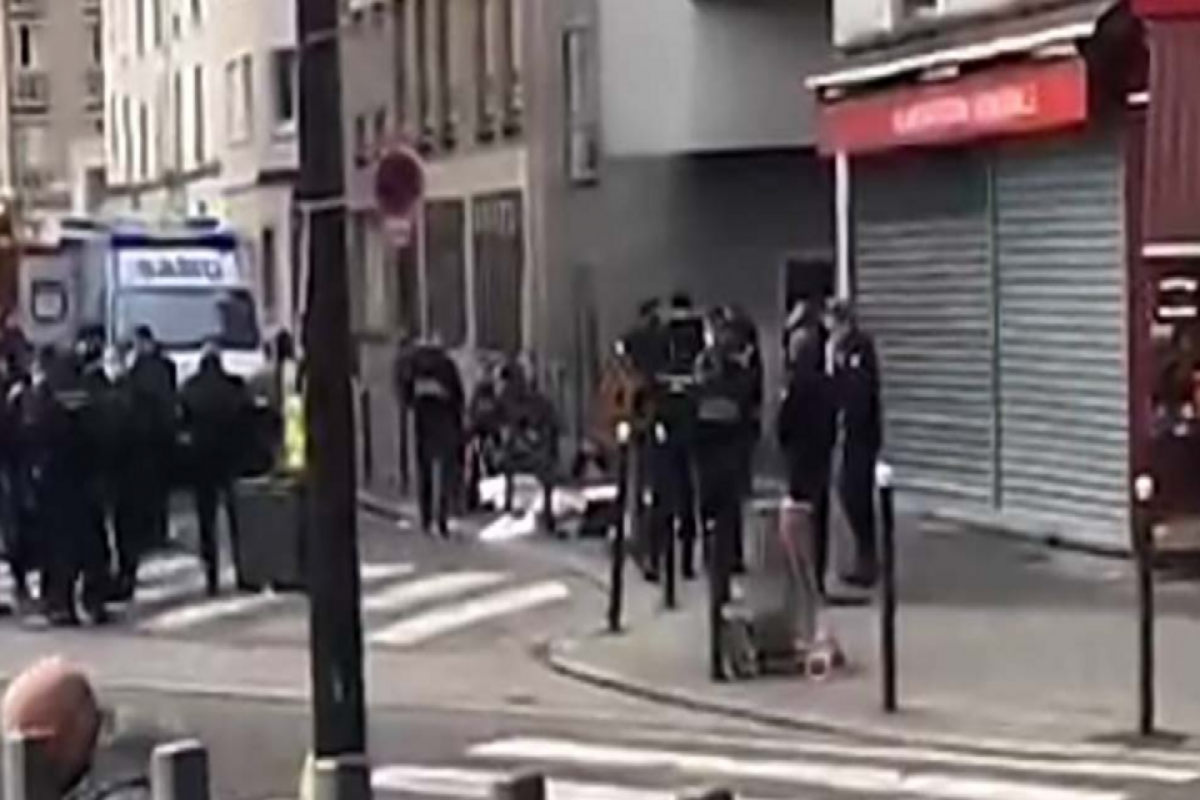 Вооруженный ножом мужчина взял в заложники двух женщин в Париже