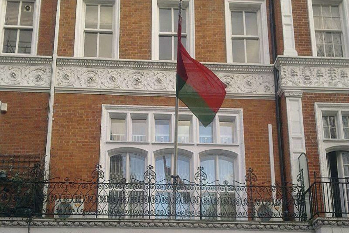 При нападении на посольство Беларуси в Лондоне дипломату сломали нос