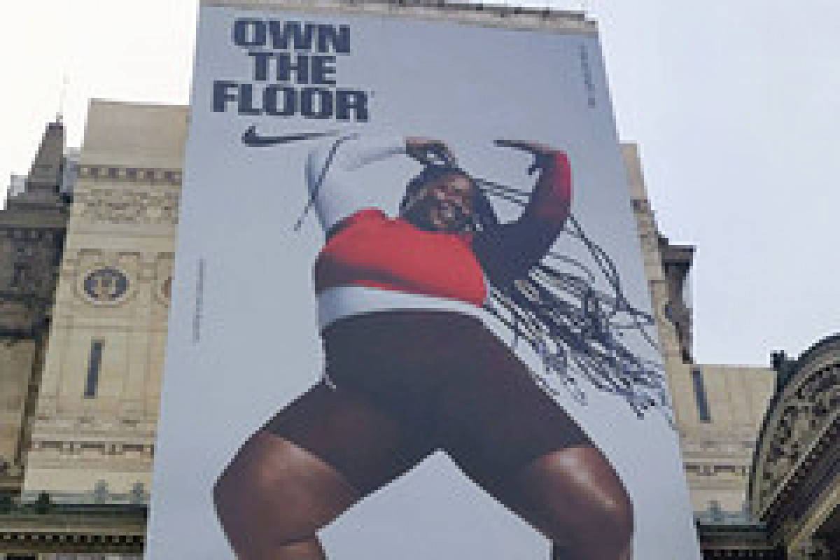 Парижан возмутил баннер Nike с полной темнокожей женщиной на стене оперы