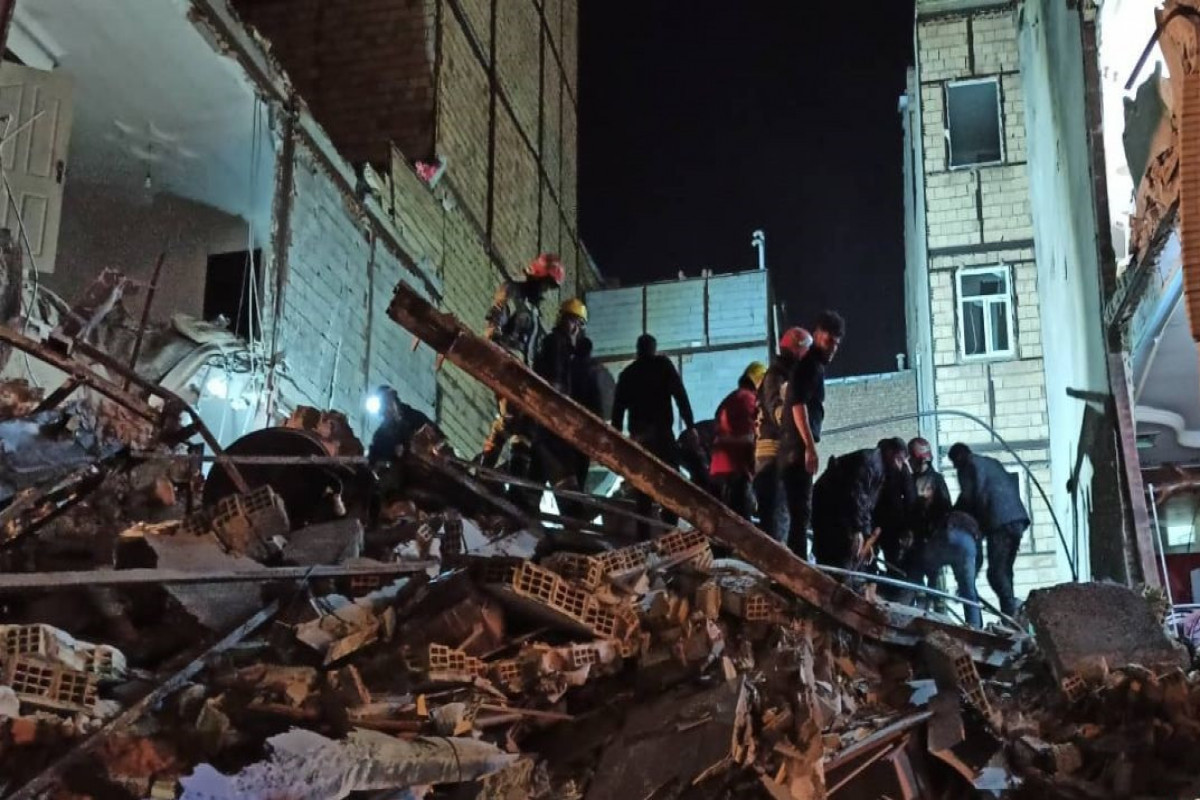 В Тебризе обрушился 5-этажный жилой дом, под завалами остаются люди