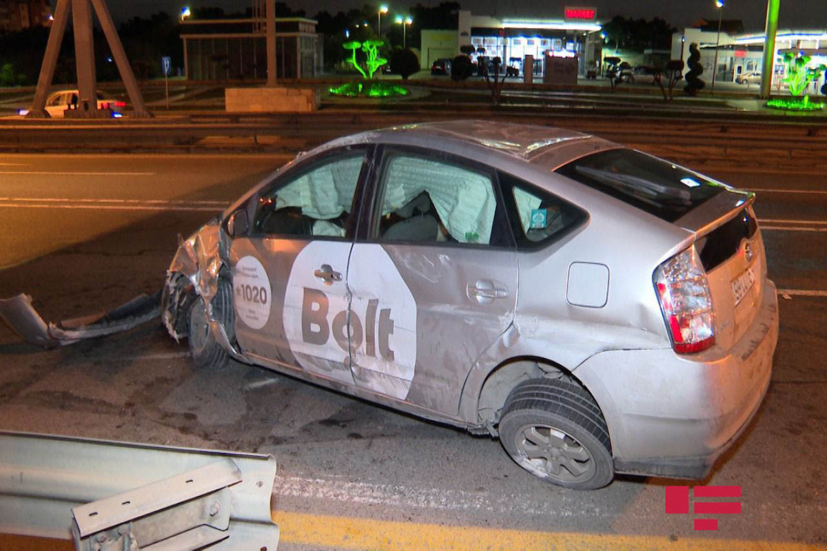 В Баку такси попало в тяжелое ДТП, есть пострадавшие-ФОТО 