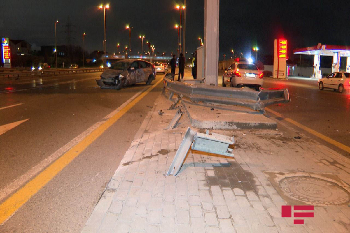 В Баку такси попало в тяжелое ДТП, есть пострадавшие-ФОТО 