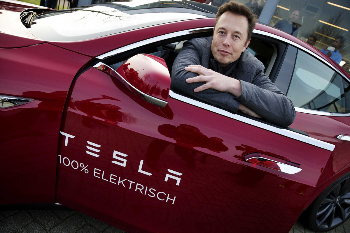 Илон Маск продал часть акций Tesla