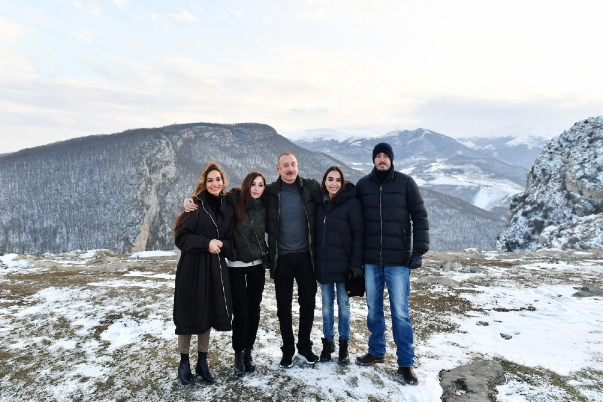 Ильхам Алиев, первая леди Мехрибан Алиева и члены их семьи посетили Шушу-ОБНОВЛЕНО -ФОТО 