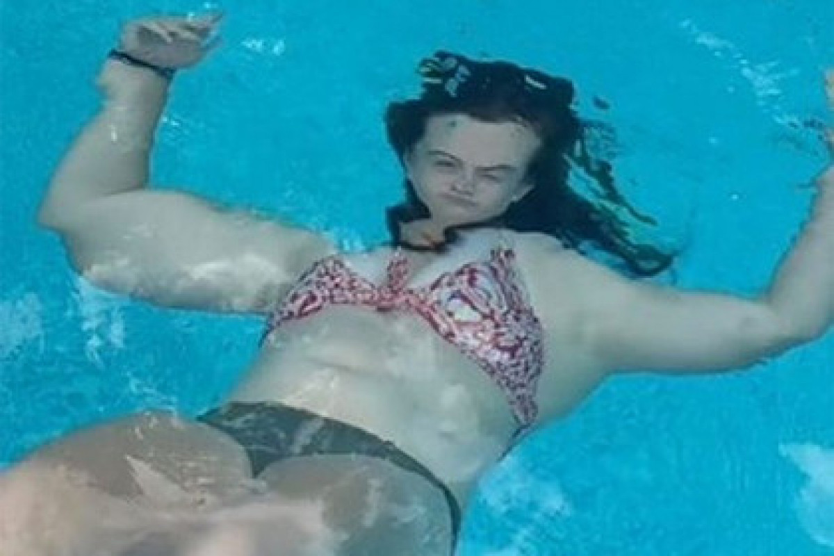 Откровенная съемка девушки под водой стала мемом в соцсетях