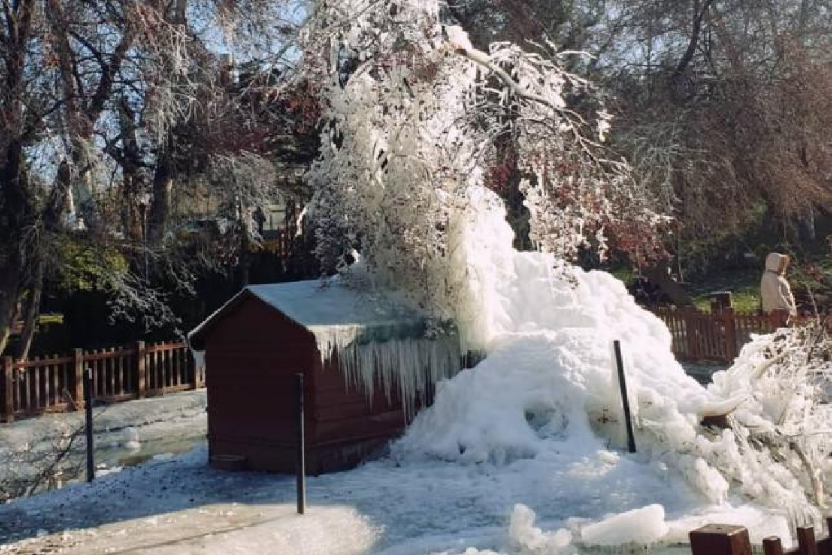Морозы в Анкаре превратили фонтан в айсберг