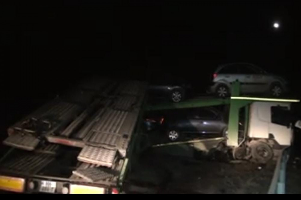 В Геранбое автовоз попал в ДТП и разбил несколько автомобилей-ФОТО 