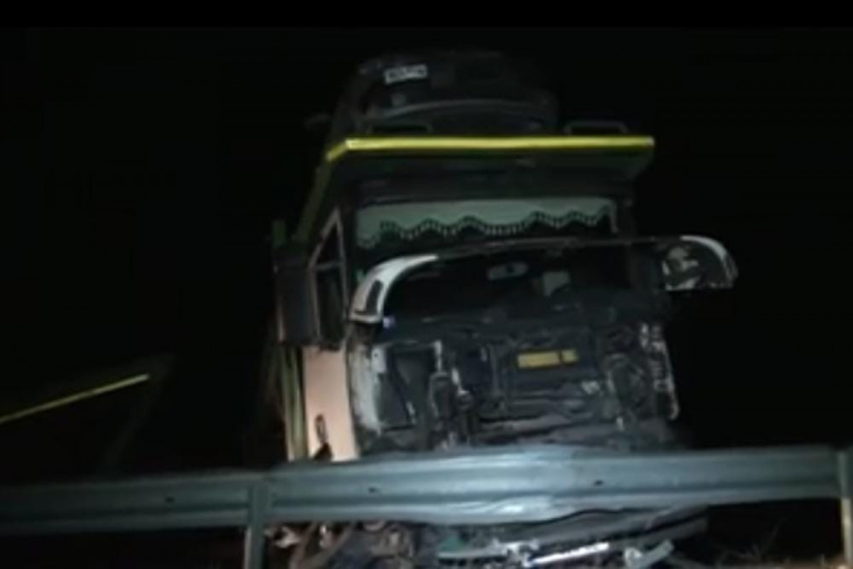 В Геранбое автовоз попал в ДТП и разбил несколько автомобилей-ФОТО 