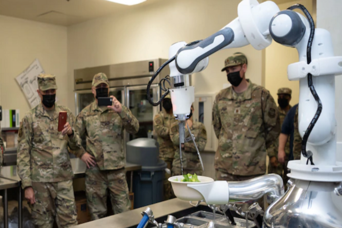 В США военных начал кормить робот