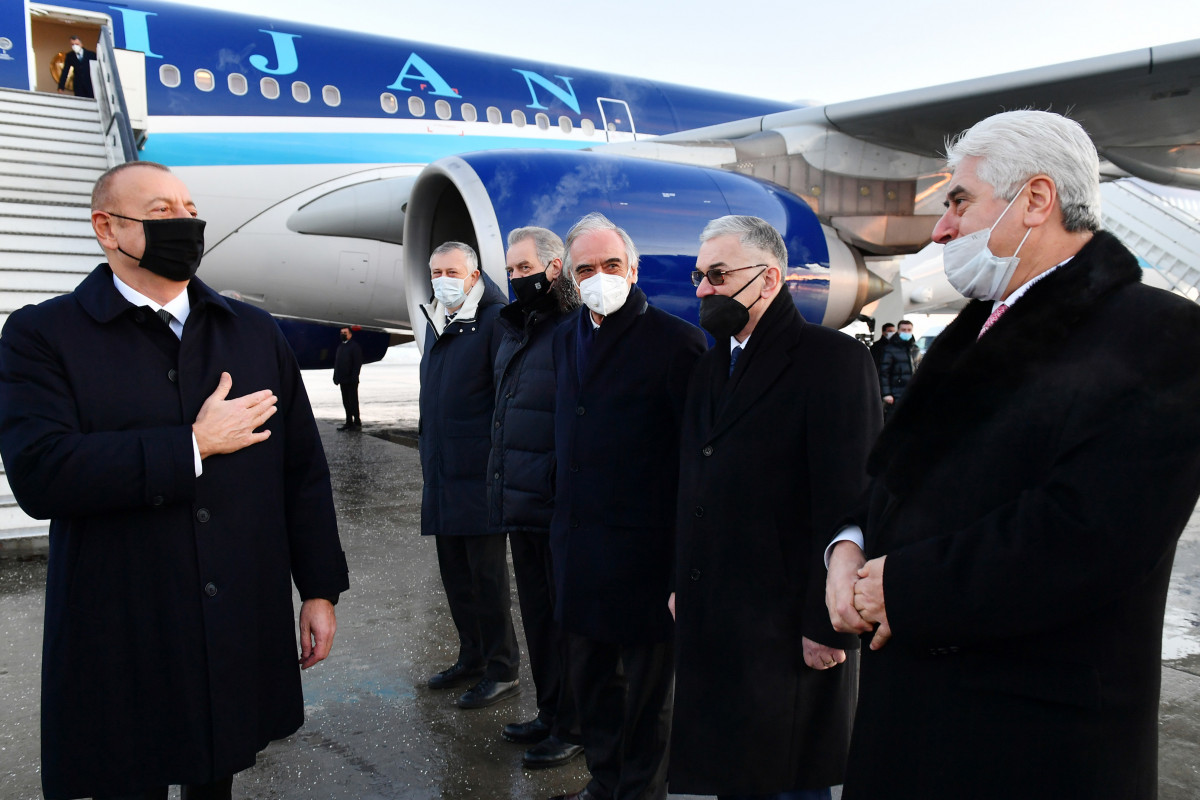 Президент Ильхам Алиев прибыл в Россию