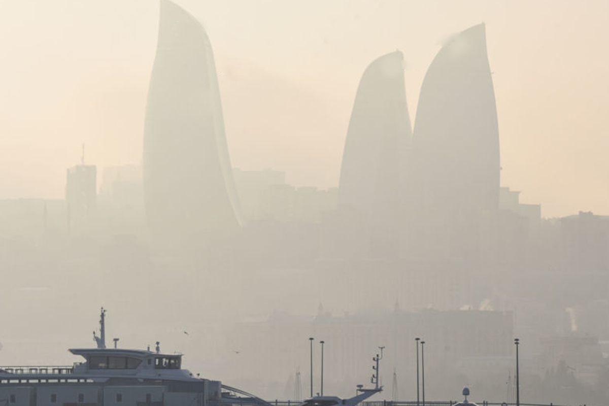 В связи с туманом на автомагистралях Баку снижена скорость движения
