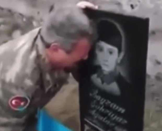 Заслуженный артист Азербайджана на могиле сына спустя 28 лет – ВИДЕО