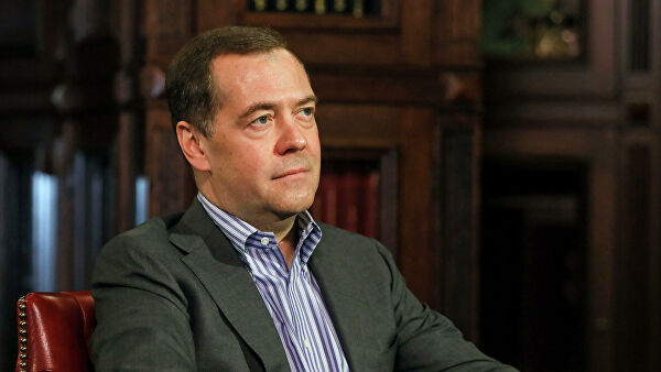 Медведев не исключил возможность отключения России от интернета
