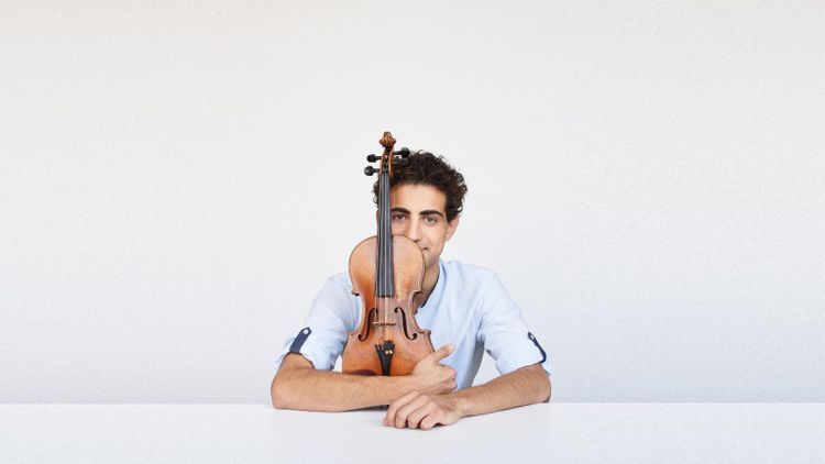 Азербайджанский скрипач участвует в Международном конкурсе