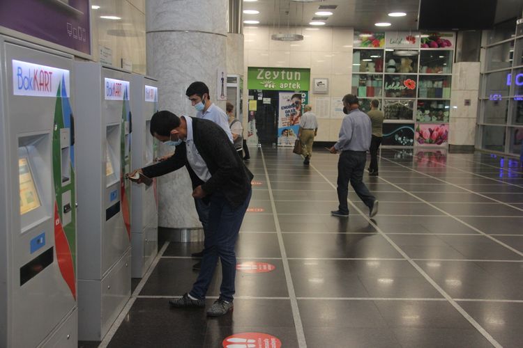 Вестибюли станций бакинского метро открылись для загрузки проездных карт
