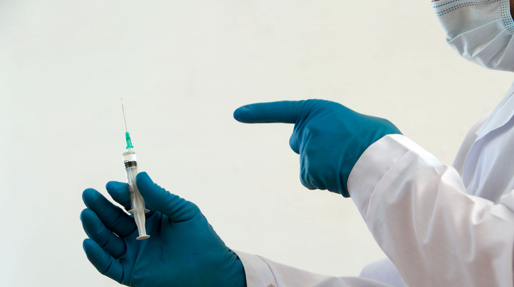 В Сингапуре медику по ошибке ввели пять доз вакцины от коронавируса
