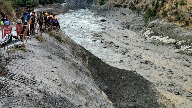 Около 170 человек пропали без вести после схода ледника в Индии