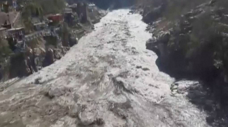 Около 150 человек пропали без вести в результате схода ледника в Индии
