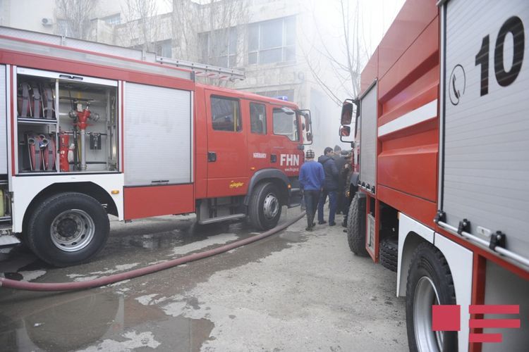 В Баку произошел пожар в жилом доме, один человек погиб  - ОБНОВЛЕНО