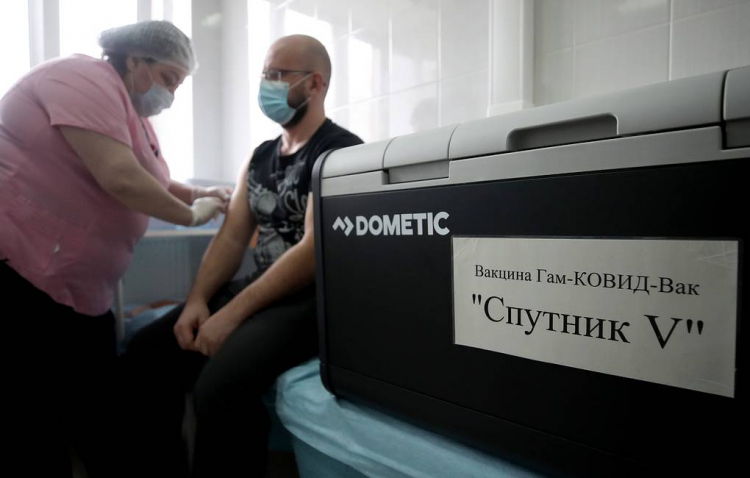 Казахстан одобрил российскую вакцину от коронавируса "Спутник V"
