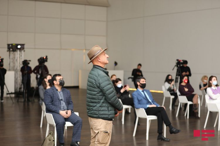 Всемирно известный фотограф показал свои работы азербайджанским журналистам - ФОТО