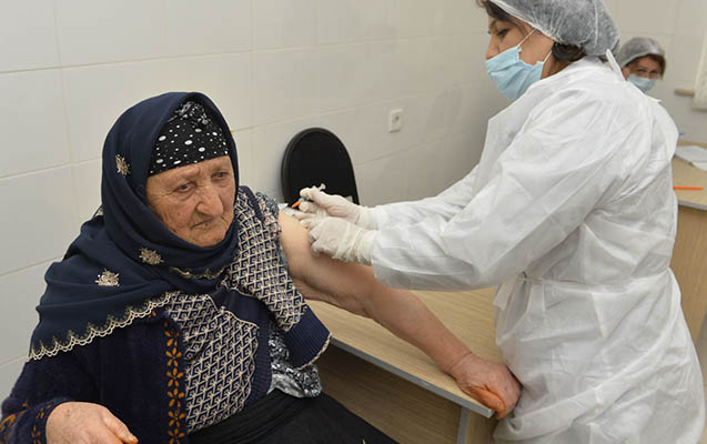100-летняя жительница Азербайджана вакцинировалась от COVID-19 - ФОТО