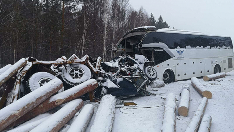 В России пять человек погибли в ДТП с лесовозом