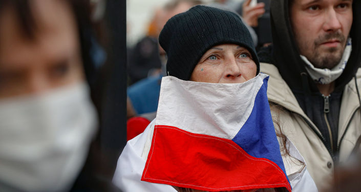 Жителей Чехии обяжут носить одновременно две маски